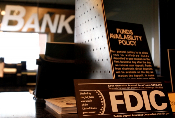 ▲콜로라도주 웨스트민스터의 한 은행에 연방예금보험고사(FDIC) 및 기타 은행 정책을 설명하는 표지판이 보인다. 웨스트민스터(미국)/로이터연합뉴스
