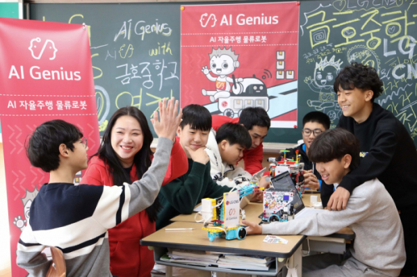 ▲15일 경북 영천 금호중학교 학생들이 LG CNS 'AI지니어스' 수업에서 AI물류로봇을 만들고 있다.  (사진제공=LG CNS)