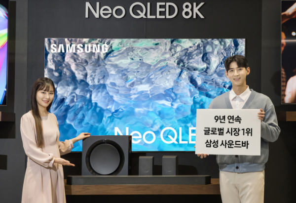 ▲삼성전자 모델이 경기도 수원시에 위치한 삼성전자 수원 디지털시티에서 사운드바 9년 연속 글로벌 시장 1위 달성을 기념하며, 2023년형 사운드바 'HW-Q990C'와 2023년형 Neo QLED 8K 제품을 소개하고 있는 모습. (사진제)