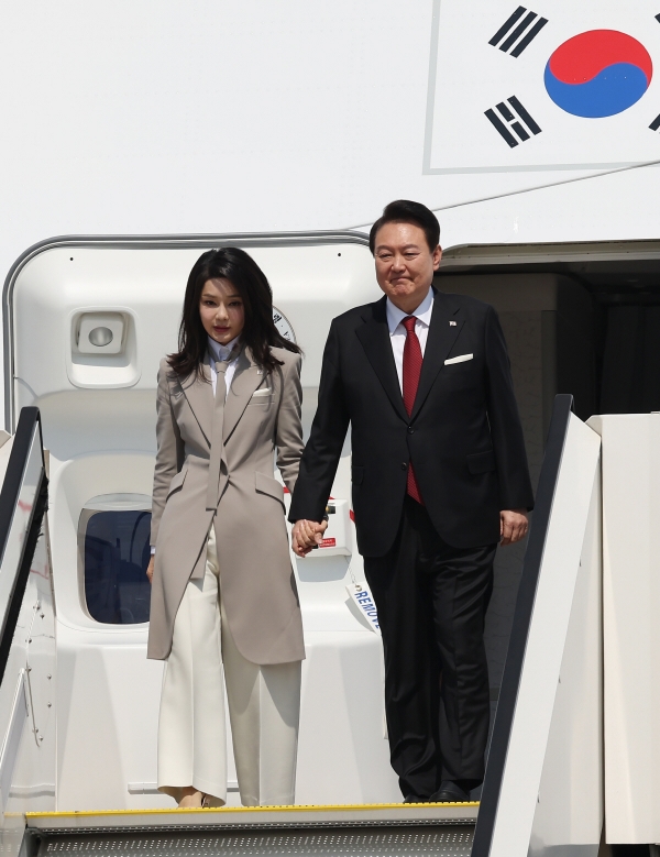 ▲윤석열 대통령과 김건희 여사가 16일 일본 도쿄 하네다공항에 도착, 공군1호기에서 내리고 있다. (연합뉴스)
