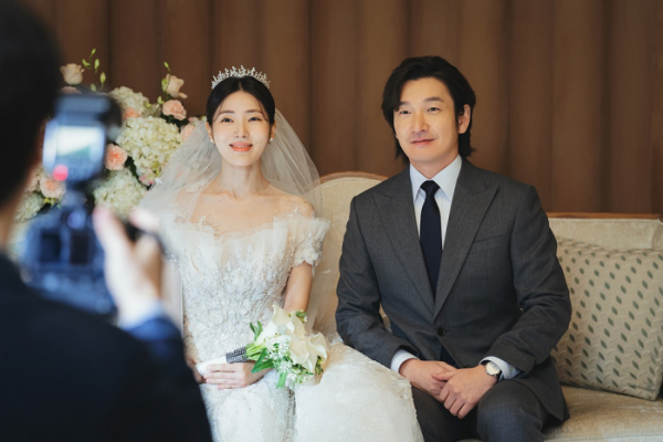 ▲‘신성한, 이혼’(사진제공=SLL)