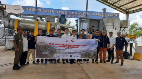 ▲한국광해광업공단(KOMIR)은 15일 인도네시아 중부칼리만탄주 푸두 자야 광산에서 '광산지역 수은 오염복구 지원 사업 현장 운영 착공식'을 열었다. 사진은 행사 관계자들이 기념 촬영을 하는 모습. (사진제공=한국광해광업공단(KOMIR))