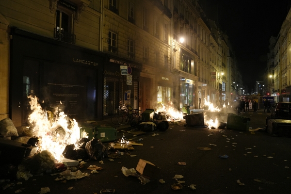▲16일(현지시간) 연금개혁에 반대하는 시위대가 프랑스 파리 콩코르트 광장에서 쓰레기에 불을 지르고 있다. 파리/AP연합뉴스
