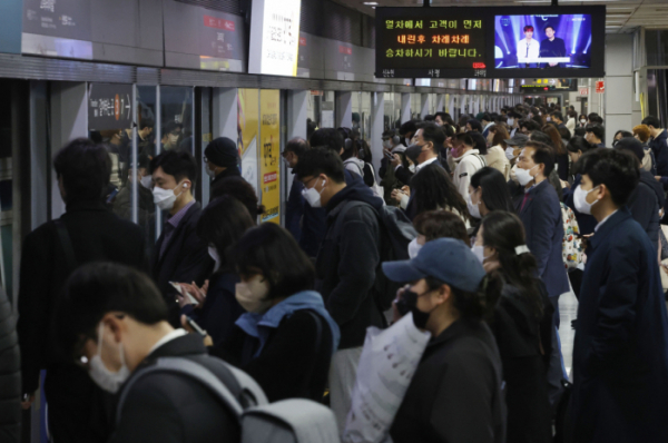 ▲이달 15일 서울 9호선 지하철 고속버스터미널역에서 시민들이 지하철에 탑승하고 있다. (이투데이DB)