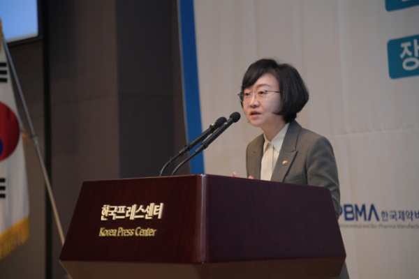 ▲Director Youkyung Oh is giving a greeting at the 'Korea Pharmaceutical Bio-Healthcare Association 1st Forum' held at the Seoul Press Center on the 9th.  (Photo courtesy of the Ministry of Food and Drug Safety)