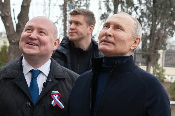 ▲블라디미르 푸틴(왼쪽) 러시아 대통령이 18일(현지시간) 미하일 라즈보자예프 세바스토폴 주지사와 도시 주변을 살피고 있다. 세바스토폴(우크라이나)/AFP연합뉴스
