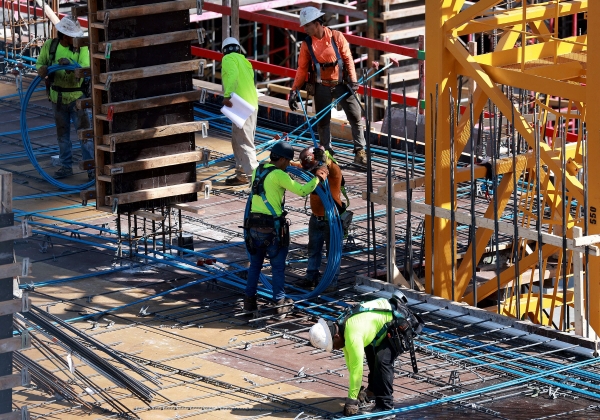 ▲미국 플로리다주 마이애미에서 건설 노동자들이 현장에서 일을 하고 있다. 마이애미(미국)/AFP연합뉴스

