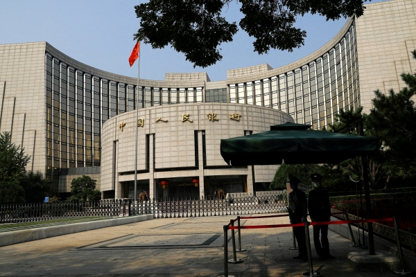 ▲중국 베이징 인민은행 앞에서 경비를 서고 있다. 베이징/로이터연합뉴스
