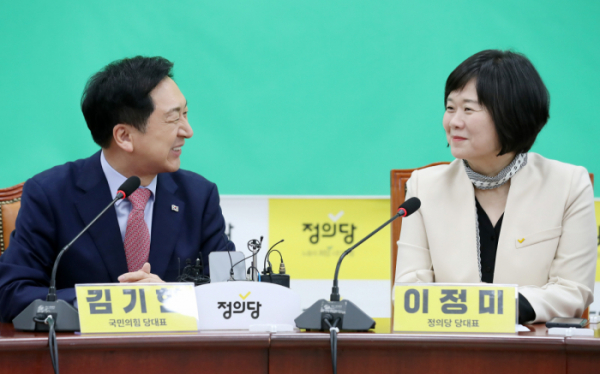 ▲[서울=뉴시스] 이영환 기자 = 김기현 국민의힘 대표가 20일 오전 서울 여의도 국회 정의당 대표실을 찾아 이정미 대표와 면담을 하고 있다. 2023.03.20. 20hwan@newsis.com