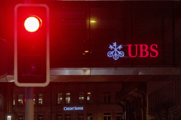 ▲스위스 취리히에 있는 UBS 은행과 크레디트스위스(CS) 사무실 건물의 회사 로고들이 신호등 빨간불과 겹쳐 보인다.  (로이터/연합뉴스)