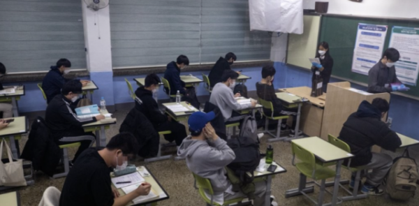 ▲서울의 한 고등학교에서 수험생들이 시험을 준비하고 있다. 사진과 기사는 직접적인 연관이 없습니다. (연합뉴스)