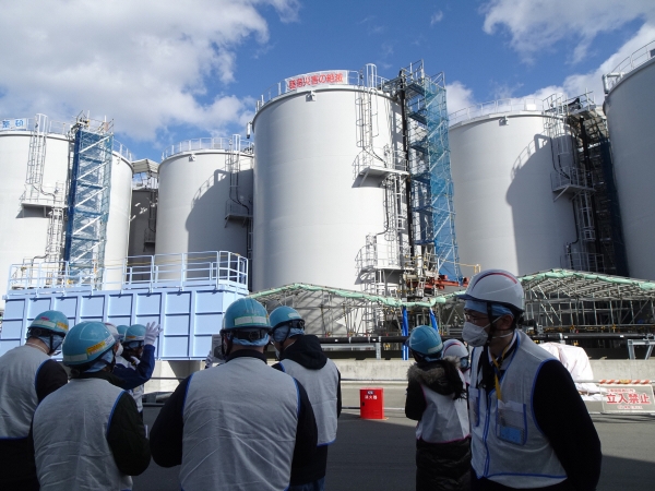 ▲도쿄전력 관계자들이 2월 2일 후쿠시마 제1원자력발전소에서 외신 기자들에게 오염수 저장탱크를 설명하고 있다. (연합뉴스)
