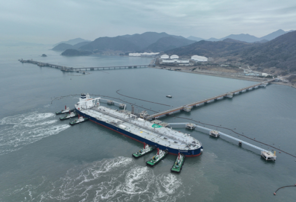 ▲석유공사- ADNOC  국제공동비축 첫 카고 선박이 입항하고 있다 (사진제공=한국석유공사)