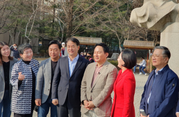 ▲원희룡(오른쪽 세 번째) 국토교통부 장관과 이한준(오른쪽 첫 번째) LH사장이 21일 경기 고양시 일산동구와 서구 일대를 방문했다.  (사진=정용욱 기자 dragon@)