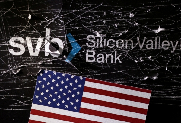 ▲실리콘밸리은행(SVB) 로고와 미국 성조기가 보인다. 로이터연합뉴스