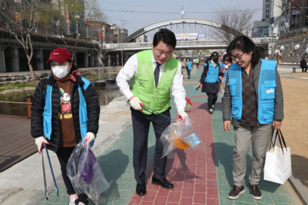 ▲서울 관악구가 별빛내린천에서 플로깅 활동을 했다. (자료제공=관악구)