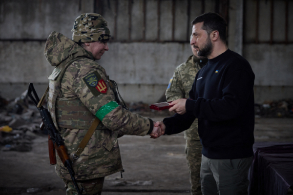 ▲볼로디미르 젤렌스키(오른쪽) 우크라이나 대통령이 22일(현지시간) 이번 전쟁 최대 격전지인 동부 바흐무트 인근의 부대를 방문해 군인에게 포상하며 악수하고 있다. 바흐무트(우크라이나)/AFP연합뉴스
