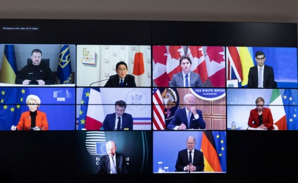 ▲주요 7개국 정상들과 볼로디미르 젤렌스키 우크라이나 대통령이 2월 24일 열린 주요 7개국(G7) 정상회담에 화상으로 참가하고 있다. 로이터연합뉴스
