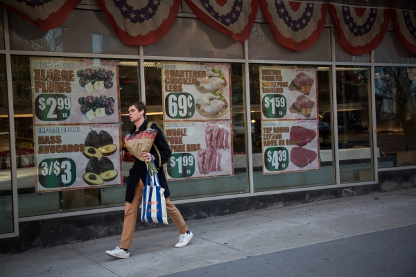 ▲미국 뉴욕 브루클린의 한 식료품 가계 앞에서 한 남성이 장을 보고 걸어가고 있다. 뉴욕(미국)/신화뉴시스
