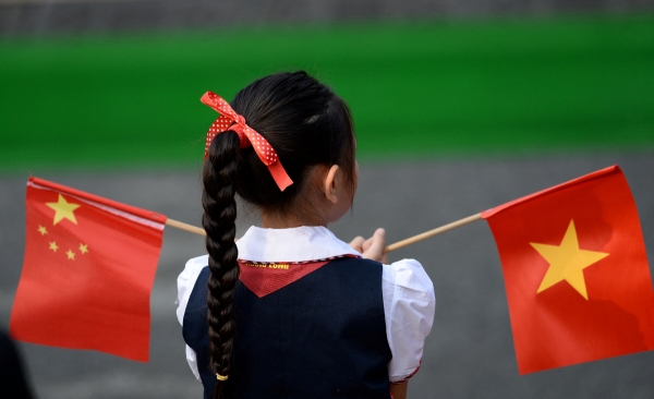 ▲베트남 어린이가 2017년 11월 12일 베트남과 중국 국기를 들고 있다.
 (하노이/로이터연합뉴스)
