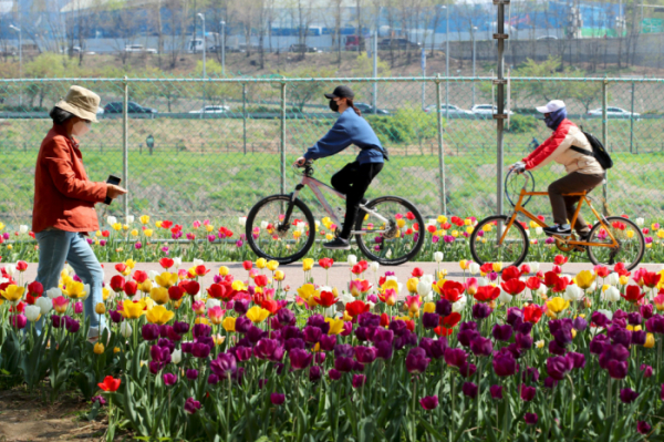 ▲시민들이 공원에서 자전거를 타고 있다.  (자료제공=성동구)
