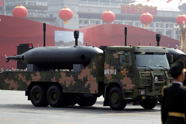 ▲2019년 10월 1일 중국 베이징에서 열린 공산당 창건 70주년 기념 행사에서 무인 잠수정 HSU-001을 실은 중국 군용 트럭이 운행하고 있다, (AP/연합뉴스)

