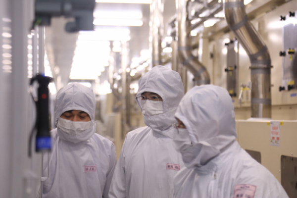▲이재용 삼성전자 회장이 24일 중국 텐진에 위치한 삼성전기 사업장을 방문해 MLCC 생산 공장을 점검하고 있다.  (제공=삼성전자)