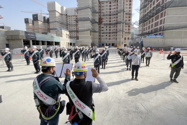 ▲코오롱글로벌 현장 임직원들이 안전보건 결의대회를 시행하고 있다.(사진제공=코오롱)

