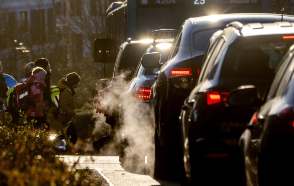 ▲독일 프랑크푸르트에서 자동차들이 배기가스를 내뿜고 있다. 프랑크푸르트(독일)/AP연합뉴스
