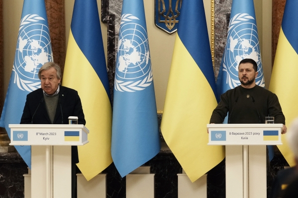 ▲볼로디미르 젤렌스키(오른쪽) 우크라이나 대통령이 우크라이나 키이우를 방문한 안토니우 구테흐스 유엔 사무총장과 회담 후 공동 기자회견을 하고 있다. 키이우/AP뉴시스
