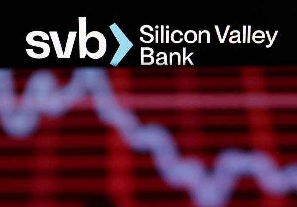 ▲주가 그래프 너머로 실리콘밸리은행(SVB) 로고가 보인다. 로이터연합뉴스
