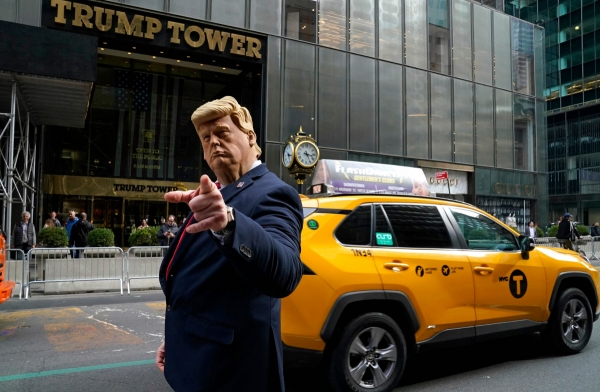 ▲도널드 트럼프 전 미국 대통령을 흉내낸 한 분장자가 22일 뉴욕 트럼프 타워 앞에서 포즈를 취하고 있다. 뉴욕(미국)/AFP연합뉴스 

