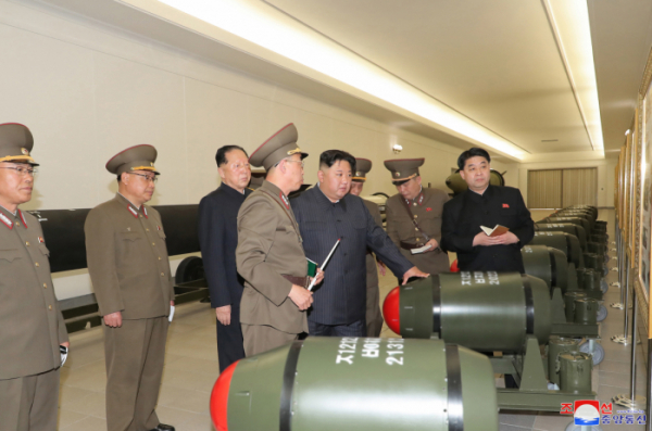 ▲김정은 북한 국무위원장은 핵무기병기화사업을 지도하고 핵반격작전계획과 명령서를 검토했다. (연합뉴스)