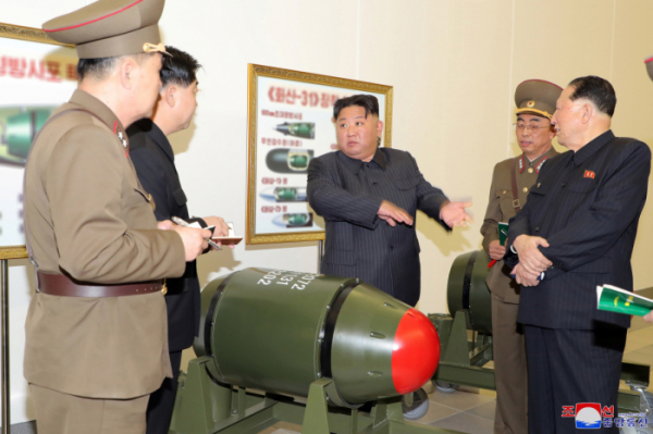 ▲김정은 북한 국무위원장은 핵무기병기화사업을 지도하고 핵반격작전계획과 명령서를 검토했다. (연합뉴스)
