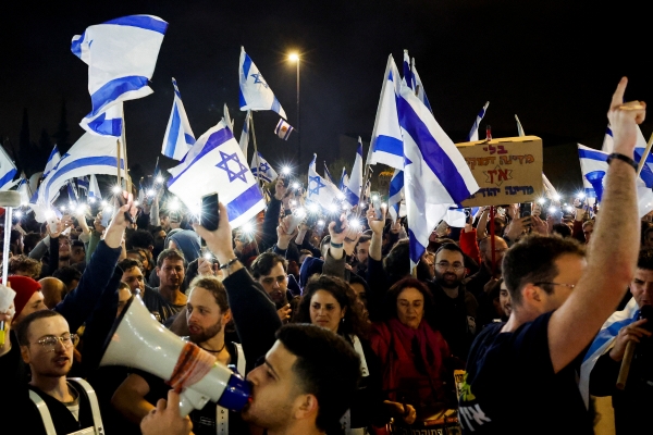 ▲27일(현지시간) 이스라엘 예루살렘에서 사법 개혁에 반발하는 시민들이 시위를 벌이고 있다. 예루살렘/로이터연합뉴스

