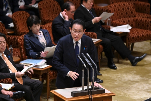 ▲기시다 후미오(가운데) 일본 총리가 27일 참의원 예산위원회에서 질의에 답변하고 있다. 도쿄/AFP연합뉴스
