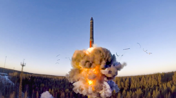 ▲2020년 12월 9일(현지시간) 러시아 플레세츠크 우주 기지에서 대륙간탄도미사일이 시험 발사되는 모습. 플레세츠크(러시아)/AP뉴시스