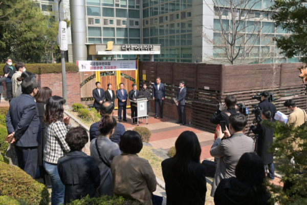 ▲김길성 중구청장은 29일 서울 중구 다산어린이집 앞에서 기자회견을 열고 "17곳의 중구 국공립어린이집은 공공운영체제를 유지한다"고 밝혔다.  (사진제공=중구)