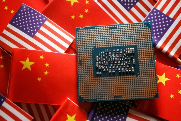 ▲미국과 중국 국기 사이에 중앙처리장치(CPU) 반도체 칩이 보인다. 로이터연합뉴스
