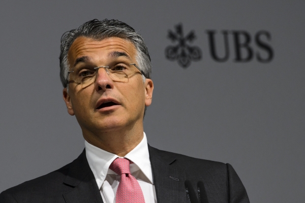 ▲세르지오 에르모티 UBS 최고경영자(CEO)가 2013년 6월 11일 기자회견을 하고 있다. 바젤(스위스)/AFP연합뉴스
