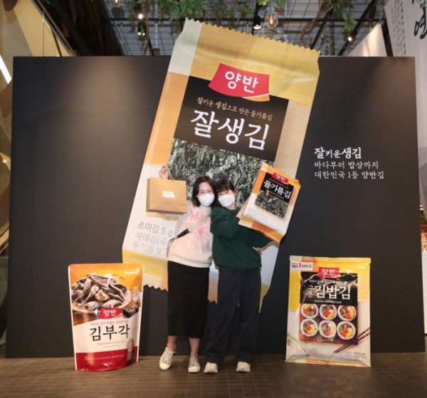 ▲더현대 서울에 마련된 '양반' 팝업스토어를 찾은 고객들이 기념촬영을 하고 있다 (사진제공=동원F&B)