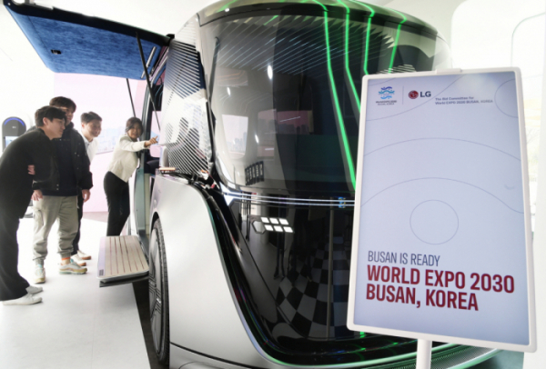 ▲관람객들이 미래 자율주행차 콘셉트 모델 'LG옴니팟'을 살펴보고 있다.  (제공=LG)