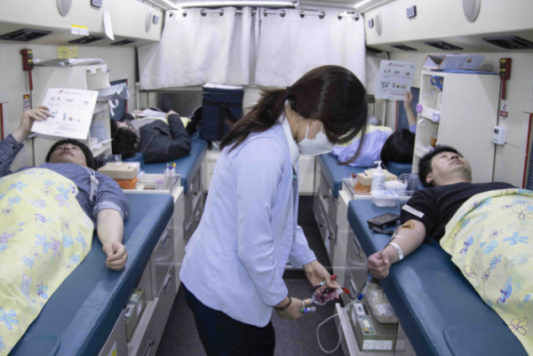 ▲30일 진행된 헌혈 캠페인에서 넥센타이어 임직원들이 헌혈하는 모습. (사진제공=넥센타이어)