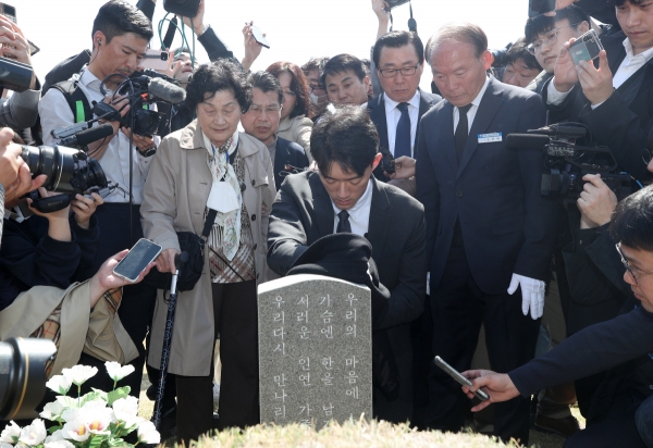 ▲고 문재학 열사 묘역 참배하는 전우원 씨 (연합뉴스)
