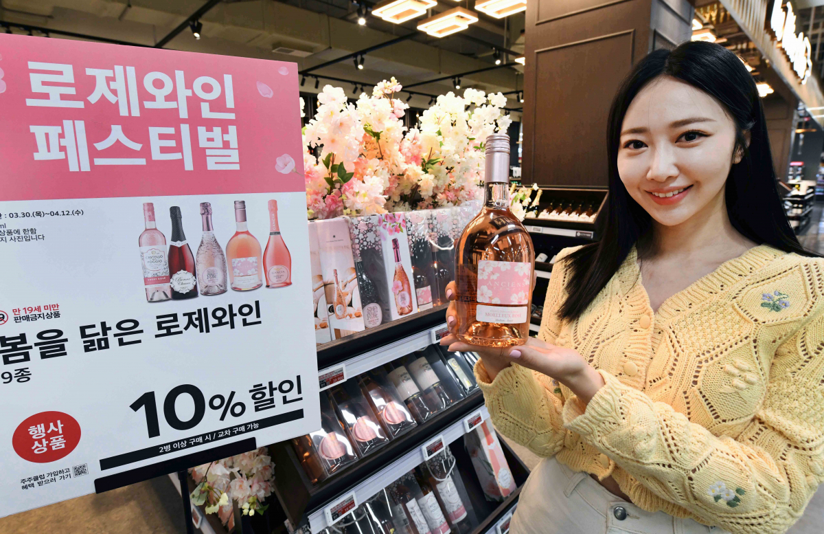 ▲모델이 2일 서울 등촌동 ‘홈플러스 메가푸드마켓’ 강서점에서 ‘앙시앙 땅 로제 스위트 벚꽃 에디션’을 선보이고 있다. (사진제공=홈플러스)