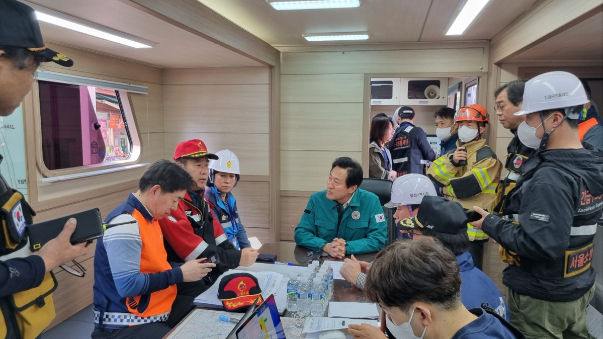 ▲오세훈 서울시장이 2일 오후 서울 종로구 부암동 주민센터에 도착해 인왕산 산불 현장을 지휘하고 있다. (사진제공=서울시)