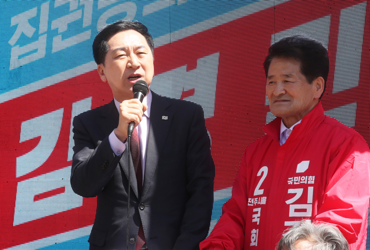 ▲국민의힘 김기현 대표가 2일 전북 전주시 서부시장에서 전주을 국회의원 재선거 출마한 김경민 후보의 유세에 함께 하고  있다. (연합뉴스)