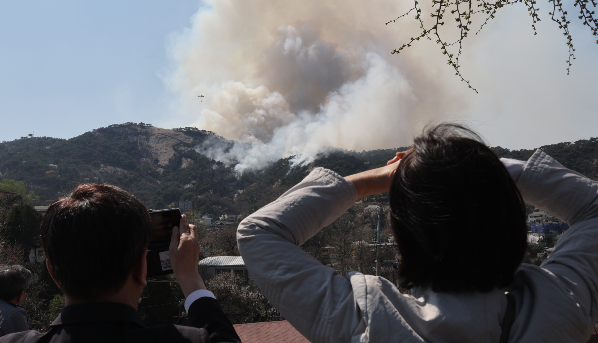 ▲2일 오후 종로구 부암동에서 시민들이 인왕산 화재를 보고 있다. (연합뉴스)