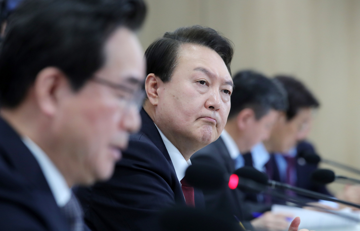 ▲윤석열 대통령이 3월 29일 서울 용산 대통령실 청사에서 열린 제15차 비상경제민생회의에서 정황근 농림축산식품부 장관으로부터 K푸드 관광 내실화 및 홍보 방안을 보고 받고 있다. (연합뉴스)