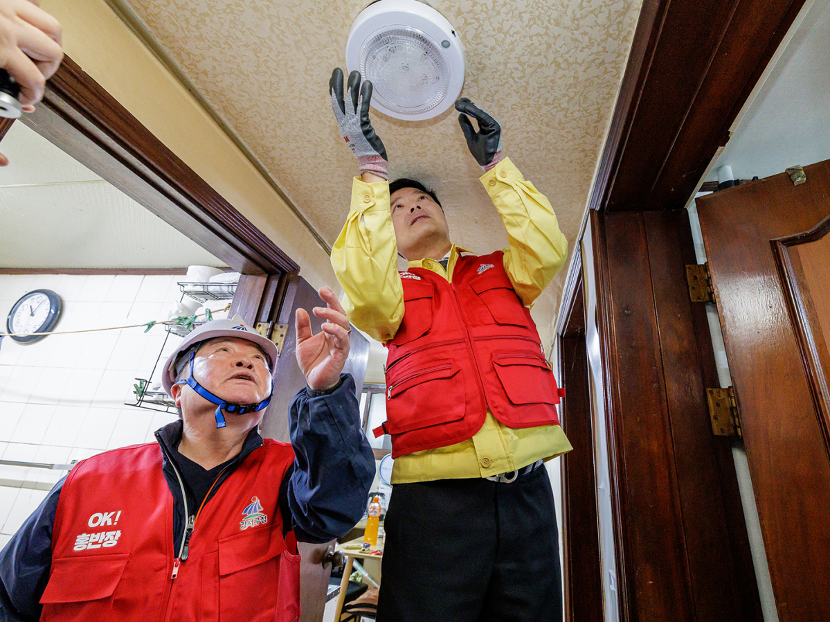 ▲김태우 강서구청장이 홍반장으로 변신해 취약계층 가구_집수리를 하고 있다. (사진제공=강서구)